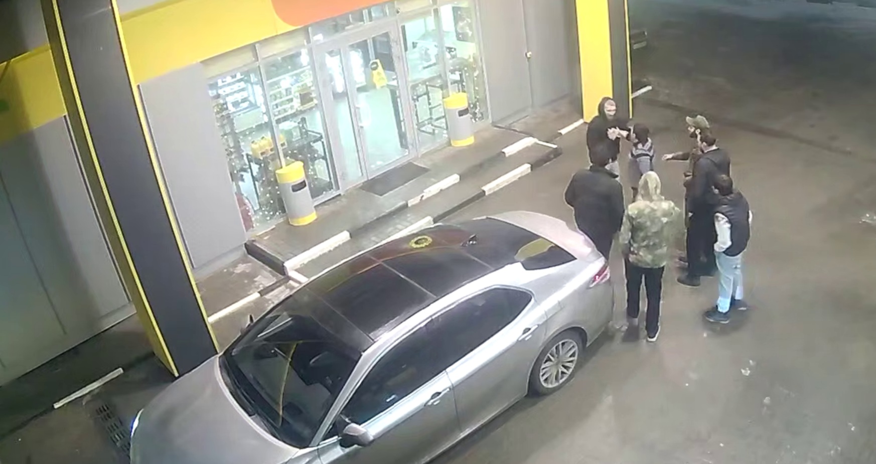 На саратовской АЗС группа хулиганов напала с ножом на двух мужчин